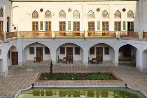 اقامتگاه سنتی خانه ادیب کاشان